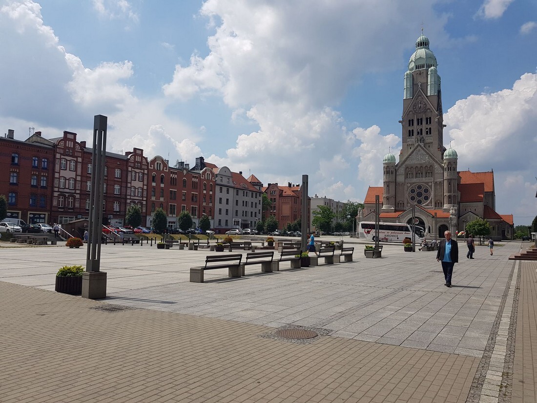 Obecnie rynek zazwyczaj świeci pustkami, trudno tutaj liczyć na jakąś dobrą kawę, o dobrym jedzeniu czy piwie można zapomnieć. 