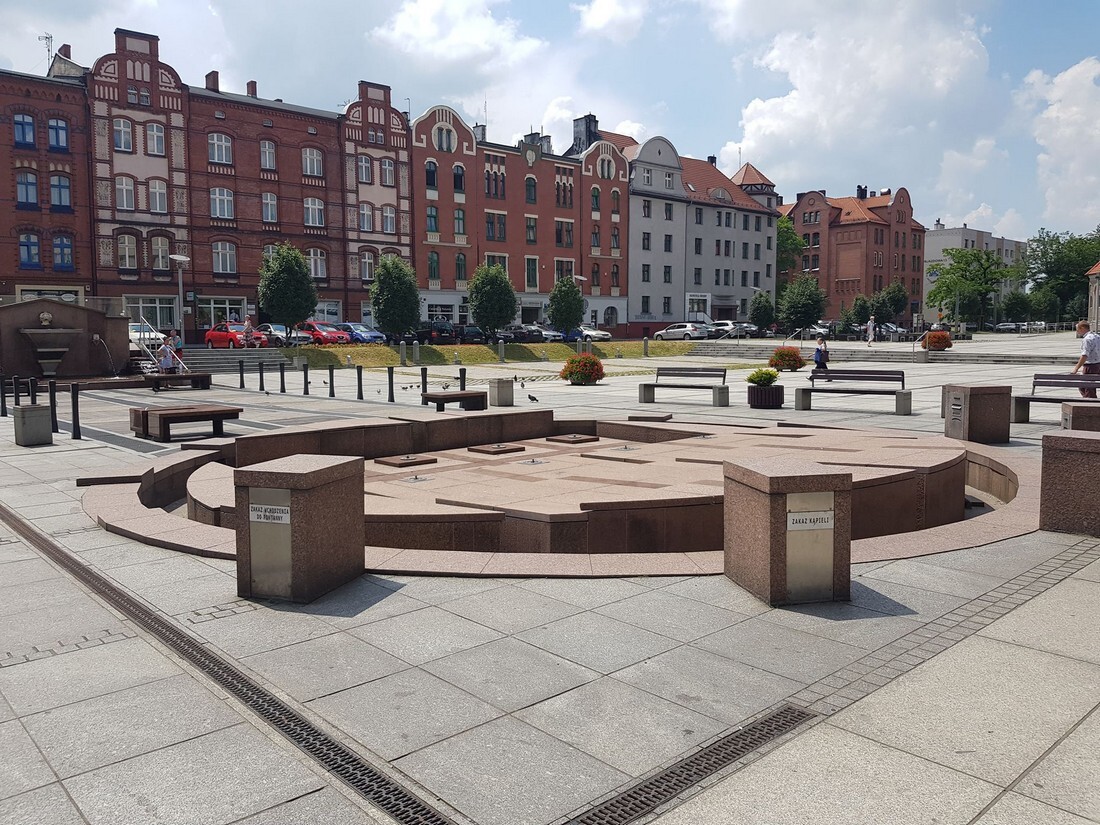 Dziś fontanna na rynku nie działa - być może zostanie naprawiona, ewentualnie zastąpiona zupełnie inną. 