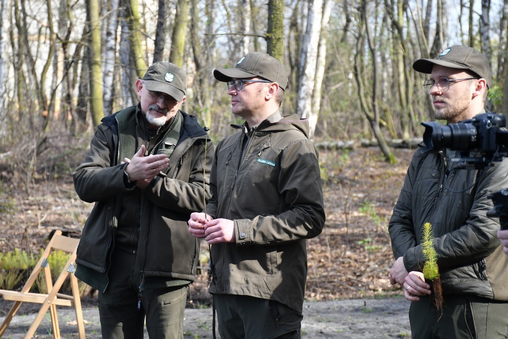 W sobotę, 15 kwietnia, w Rudzie Śląskiej- Halembie zorganizowano akcję „Posadź drzewko z Nadleśnictwem Katowice”. W rejonie halembskiej „Polany” przy ul. Konstantego Ildefonsa Gałczyńskiego posadzono aż 850 sadzonek. Zobaczcie, jak przebiegała akcja!