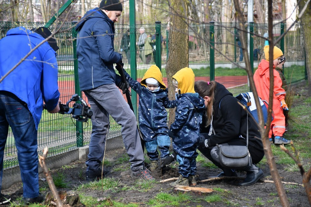 W sobotę, 15 kwietnia, w Rudzie Śląskiej- Halembie zorganizowano akcję „Posadź drzewko z Nadleśnictwem Katowice”. W rejonie halembskiej „Polany” przy ul. Konstantego Ildefonsa Gałczyńskiego posadzono aż 850 sadzonek. Zobaczcie, jak przebiegała akcja!