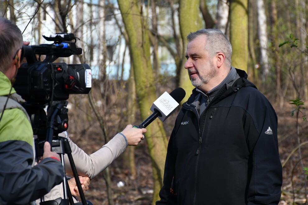 W sobotę, 15 kwietnia, w Rudzie Śląskiej- Halembie zorganizowano akcję „Posadź drzewko z Nadleśnictwem Katowice”. W rejonie halembskiej „Polany” przy ul. Konstantego Ildefonsa Gałczyńskiego posadzono aż 850 sadzonek. Zobaczcie, jak przebiegała akcja!