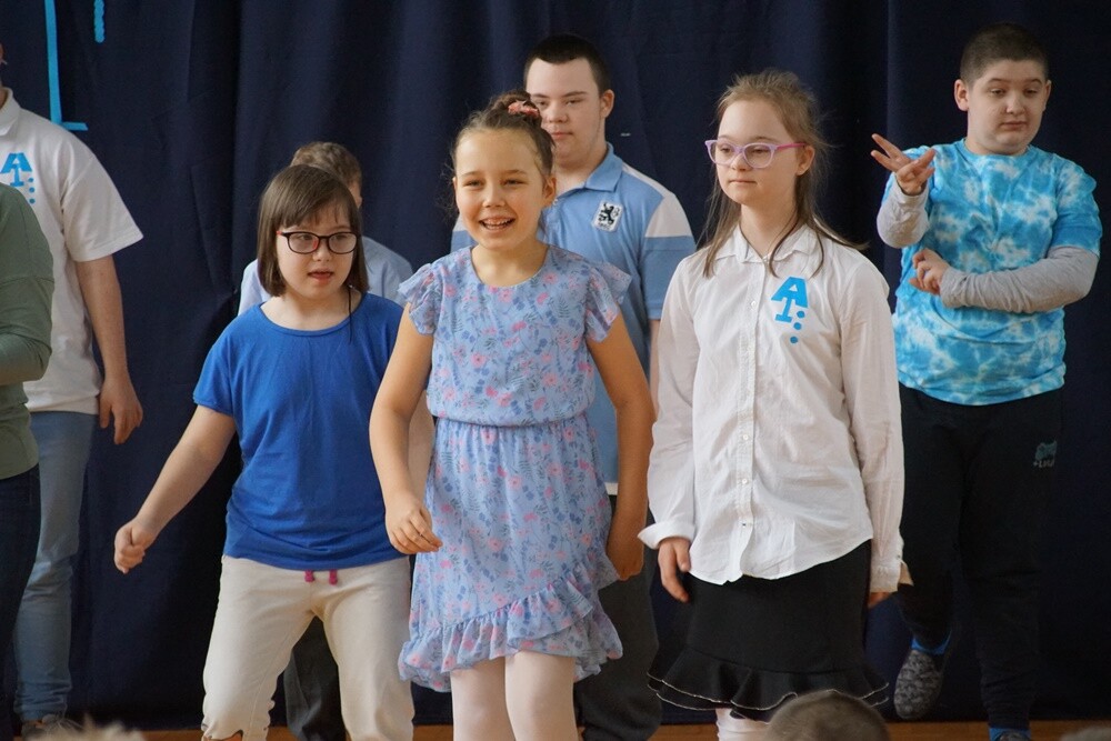 Szkoła Podstawowa nr 12 Specjalna im. św. Łukasza w Rudzie Śląskiej wzbogaciła się o nową przestrzeń. W wireckiej placówce dzisiaj oficjalnie otwarta została Sala Doświadczania Świata, która będzie służyła do terapii dzieci i młodzieży z niepełnosprawnościami.