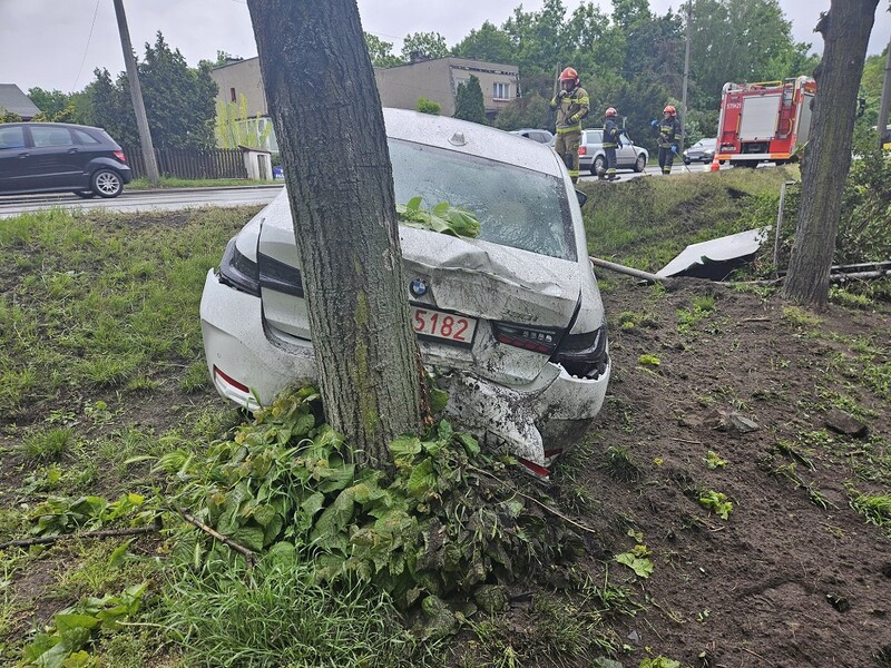 Samochód uderzył w drzewo na ulicy 1 Maja w Halembie