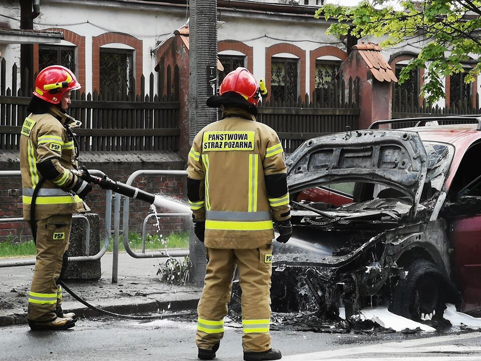 We wtorek (28 kwietnia) w Bielszowicach na ulicy Edmunda Kokota zapalił się jadący samochód. Był to samozapłon. Na szczęście nikt nie ucierpiał w tym zdarzeniu.

fot. Wiktor Ś.