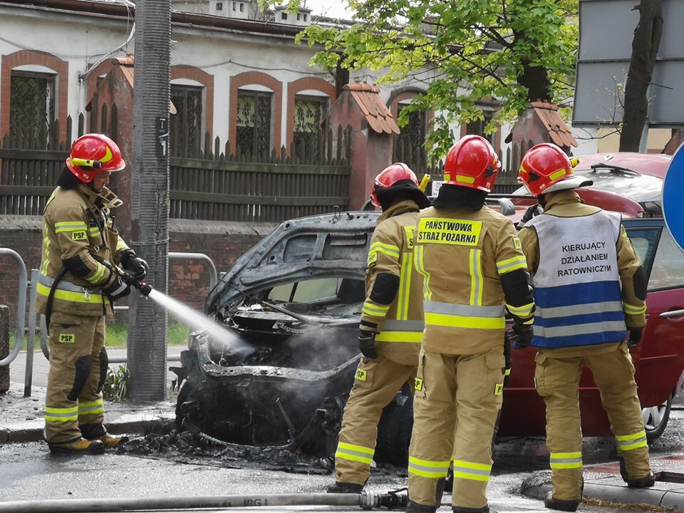 We wtorek (28 kwietnia) w Bielszowicach na ulicy Edmunda Kokota zapalił się jadący samochód. Był to samozapłon. Na szczęście nikt nie ucierpiał w tym zdarzeniu.

fot. Wiktor Ś.