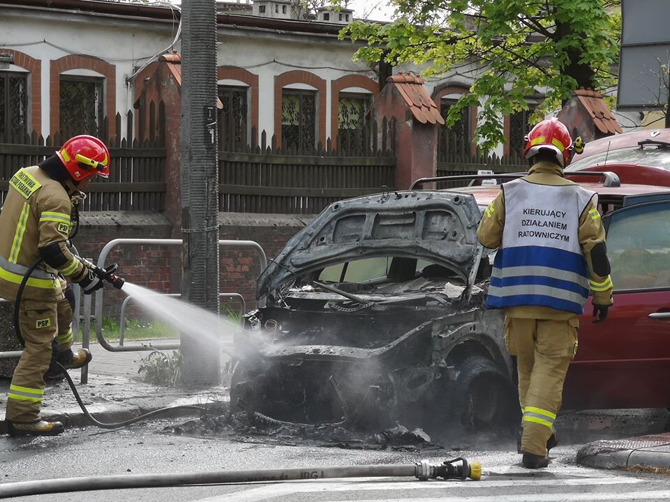 We wtorek (28 kwietnia) w Bielszowicach na ulicy Edmunda Kokota zapalił się jadący samochód. Był to samozapłon. Na szczęście nikt nie ucierpiał w tym zdarzeniu.

fot. Wiktor Ś.
