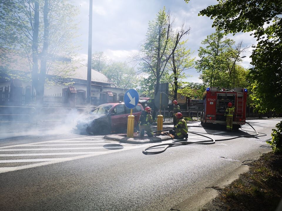 We wtorek (28 kwietnia) w Bielszowicach na ulicy Edmunda Kokota zapalił się jadący samochód. Był to samozapłon. Na szczęście nikt nie ucierpiał w tym zdarzeniu.

fot. Wiktor Ś.