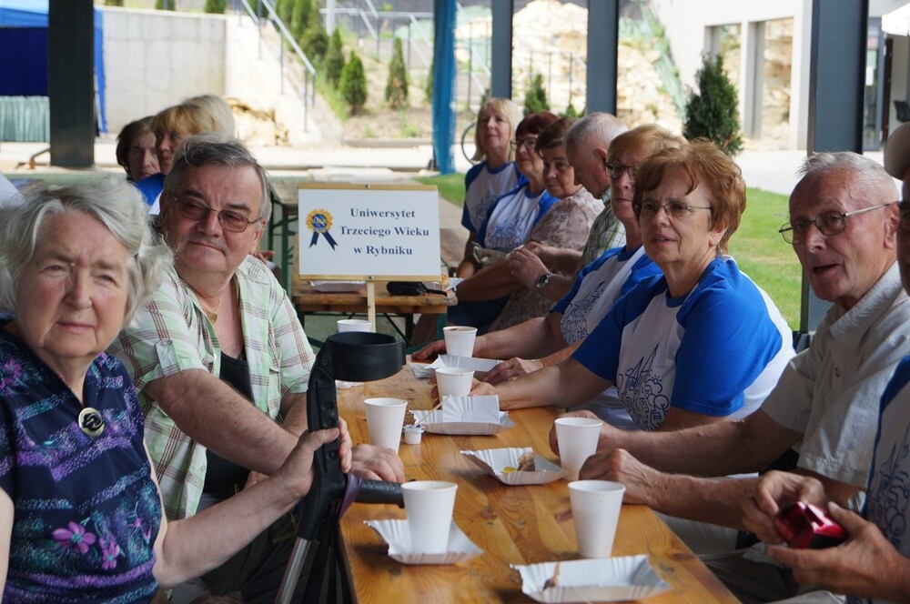 Wczoraj na Burloch Arenie odbyła się wyjątkowa impreza dla starszych mieszkańców naszego miasta. W imprezie wzięli udział seniorzy z naszego miasta oraz członkowie Uniwersytetu Trzeciego Wieku Rybnika oraz Częstochowy! Impreza odbyła się pod honorowym patronatem prezydent Grażyny Dziedzic.