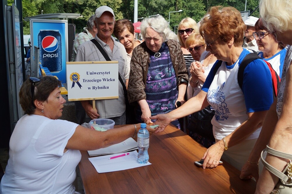 Wczoraj na Burloch Arenie odbyła się wyjątkowa impreza dla starszych mieszkańców naszego miasta. W imprezie wzięli udział seniorzy z naszego miasta oraz członkowie Uniwersytetu Trzeciego Wieku Rybnika oraz Częstochowy! Impreza odbyła się pod honorowym patronatem prezydent Grażyny Dziedzic.
