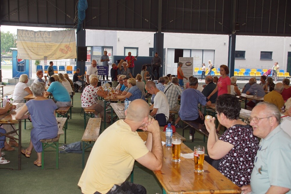 Wczoraj na Burloch Arenie odbyła się wyjątkowa impreza dla starszych mieszkańców naszego miasta. W imprezie wzięli udział seniorzy z naszego miasta oraz członkowie Uniwersytetu Trzeciego Wieku Rybnika oraz Częstochowy! Impreza odbyła się pod honorowym patronatem prezydent Grażyny Dziedzic.