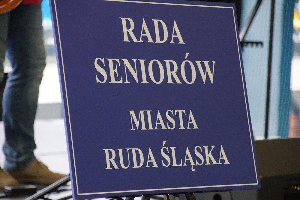 Wczoraj na Burloch Arenie odbyła się wyjątkowa impreza dla starszych mieszkańców naszego miasta. W imprezie wzięli udział seniorzy z naszego miasta oraz członkowie Uniwersytetu Trzeciego Wieku Rybnika oraz Częstochowy! Impreza odbyła się pod honorowym patronatem prezydent Grażyny Dziedzic.