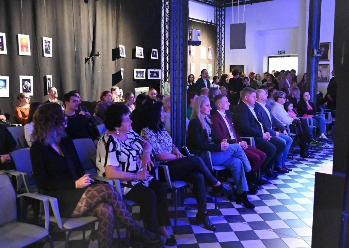 W Stacji Biblioteka odbył się wernisaż wystawy pokonkursowej „Sercem Malowane” z pracami uczniów ZS nr 5.