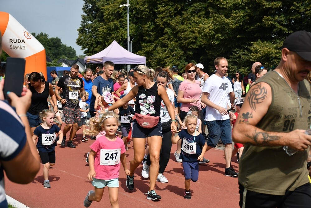 Sierpniowy "Bieg Wiewiórki" za nami. Biegacze i miłośnicy nordic walking po raz kolejny mieli okazję wziąć udział w tym popularnym biegu.

fot. Jacek Knapik