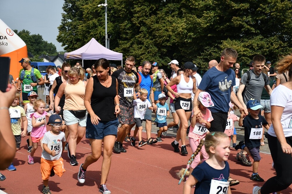 Sierpniowy "Bieg Wiewiórki" za nami. Biegacze i miłośnicy nordic walking po raz kolejny mieli okazję wziąć udział w tym popularnym biegu.

fot. Jacek Knapik