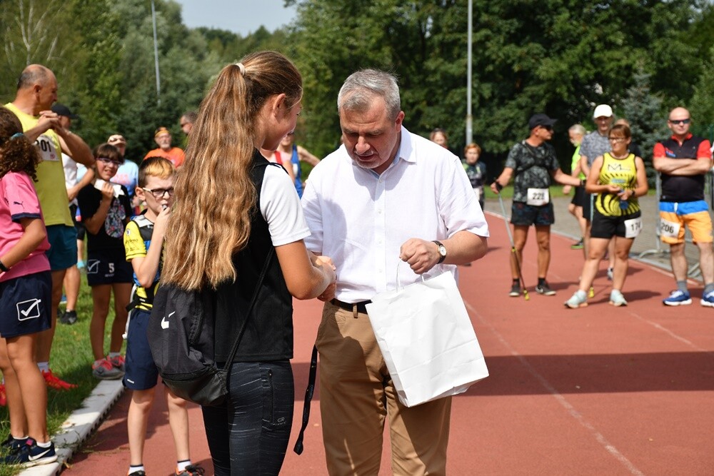 Sierpniowy "Bieg Wiewiórki" za nami. Biegacze i miłośnicy nordic walking po raz kolejny mieli okazję wziąć udział w tym popularnym biegu.

fot. Jacek Knapik
