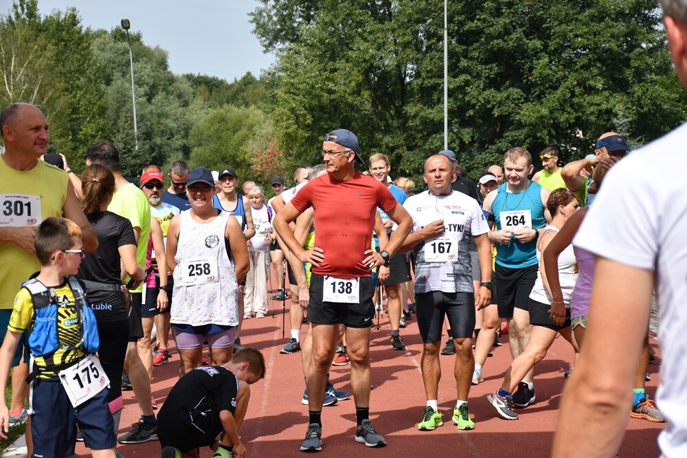 Sierpniowy "Bieg Wiewiórki" za nami. Biegacze i miłośnicy nordic walking po raz kolejny mieli okazję wziąć udział w tym popularnym biegu.

fot. Jacek Knapik