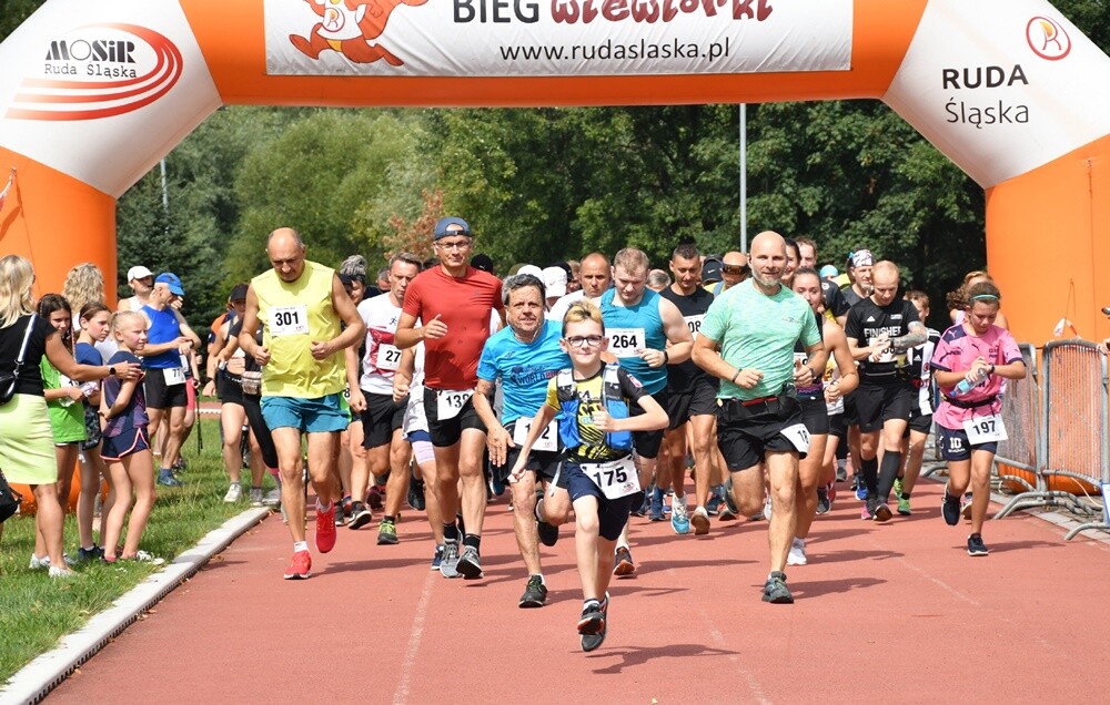 Sierpniowy "Bieg Wiewiórki" za nami. Biegacze i miłośnicy nordic walking po raz kolejny mieli okazję wziąć udział w tym popularnym biegu.

fot. Jacek Knapik