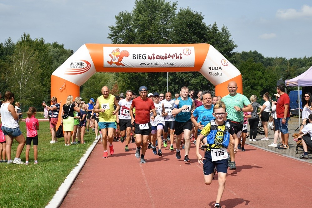 Sierpniowy "Bieg Wiewiórki" za nami. Biegacze i miłośnicy nordic walking po raz kolejny mieli okazję wziąć udział w tym popularnym biegu.

fot. Jacek Knapik