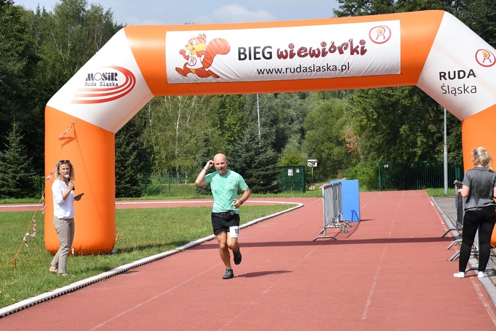 Sierpniowy "Bieg Wiewiórki" za nami. Biegacze i miłośnicy nordic walking po raz kolejny mieli okazję wziąć udział w tym popularnym biegu.

fot. Jacek Knapik