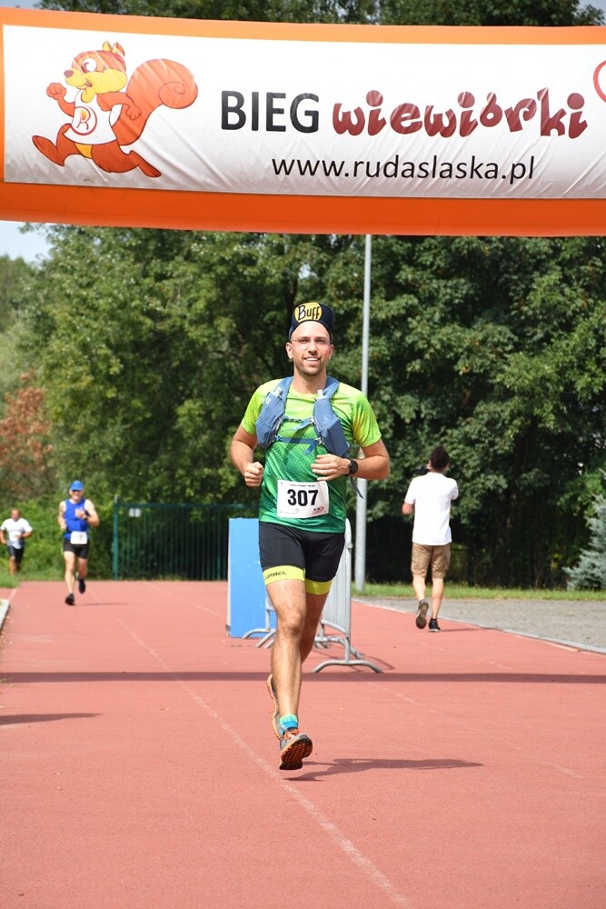 Sierpniowy "Bieg Wiewiórki" za nami. Biegacze i miłośnicy nordic walking po raz kolejny mieli okazję wziąć udział w tym popularnym biegu.

fot. Jacek Knapik