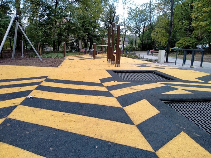 Skwer przy ul. Tuwima w Wirku pięknieje! Na finiszu jest już montaż siłowni zewnętrznej oraz tyrolki. Postęp robót przy tej inwestycji jest widoczny gołym okiem. Zadania te realizowane są w ramach II etapu budowy Traktu Rudzkiego.