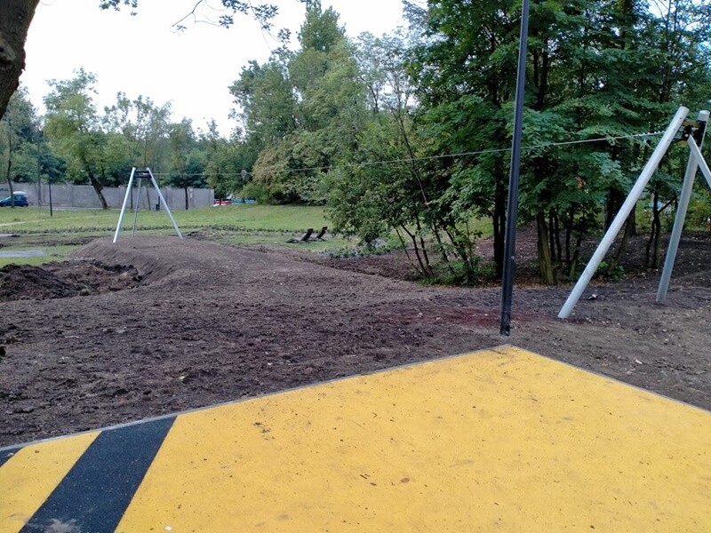 Skwer przy ul. Tuwima w Wirku pięknieje! Na finiszu jest już montaż siłowni zewnętrznej oraz tyrolki. Postęp robót przy tej inwestycji jest widoczny gołym okiem. Zadania te realizowane są w ramach II etapu budowy Traktu Rudzkiego.