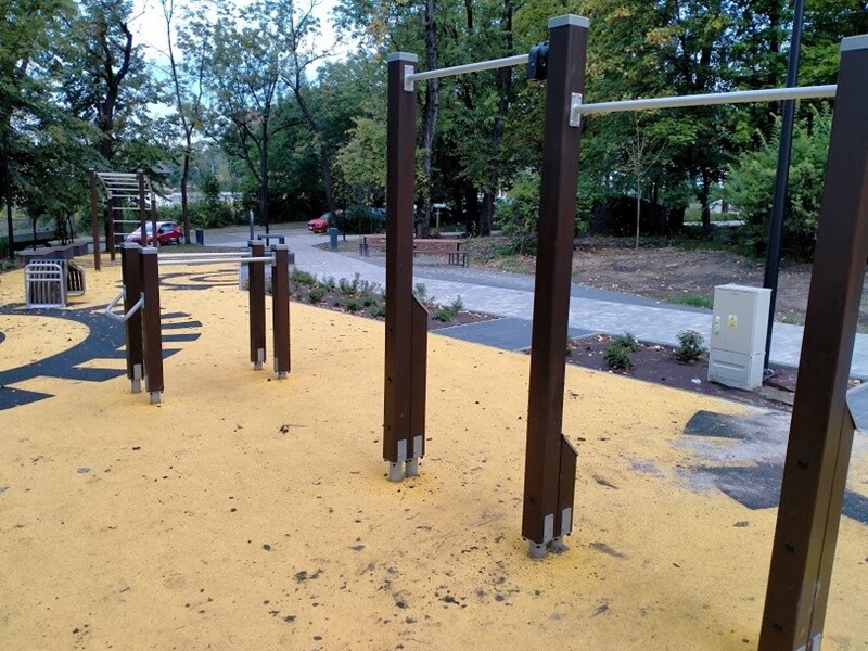 Skwer przy ul. Tuwima w Wirku pięknieje! Na finiszu jest już montaż siłowni zewnętrznej oraz tyrolki. Postęp robót przy tej inwestycji jest widoczny gołym okiem. Zadania te realizowane są w ramach II etapu budowy Traktu Rudzkiego.