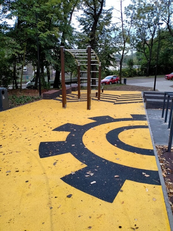 Skwer przy ul. Tuwima w Wirku pięknieje! Na finiszu jest już montaż siłowni zewnętrznej oraz tyrolki. Postęp robót przy tej inwestycji jest widoczny gołym okiem. Zadania te realizowane są w ramach II etapu budowy Traktu Rudzkiego.