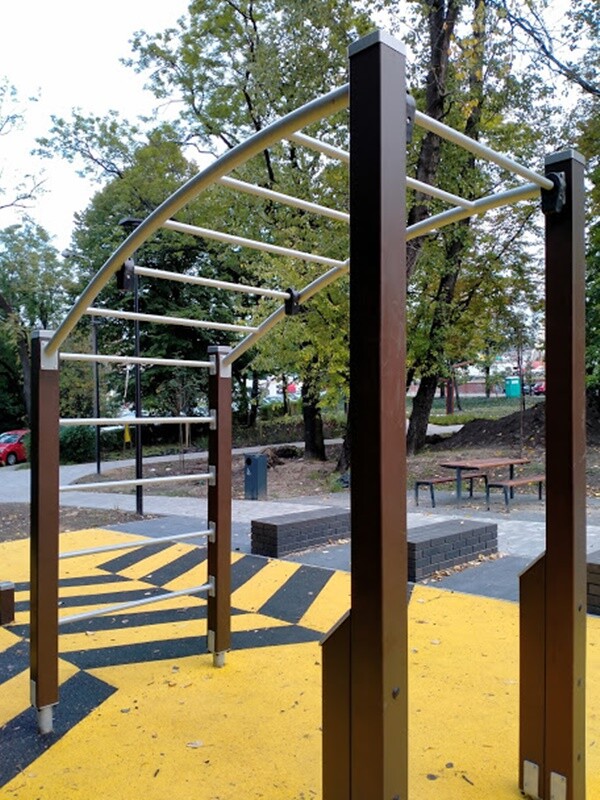 Skwer przy ul. Tuwima w Wirku pięknieje! Na finiszu jest już montaż siłowni zewnętrznej oraz tyrolki. Postęp robót przy tej inwestycji jest widoczny gołym okiem. Zadania te realizowane są w ramach II etapu budowy Traktu Rudzkiego.