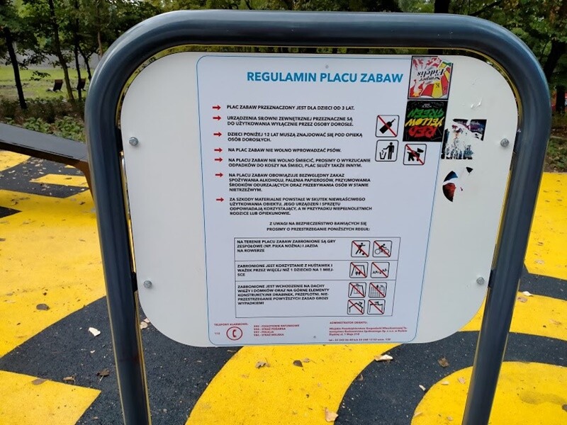 Skwer przy ul. Tuwima w Wirku pięknieje! Na finiszu jest już montaż siłowni zewnętrznej oraz tyrolki. Postęp robót przy tej inwestycji jest widoczny gołym okiem. Zadania te realizowane są w ramach II etapu budowy Traktu Rudzkiego.