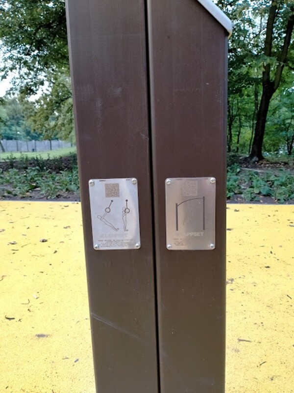 Skwer przy ul. Tuwima w Wirku pięknieje! Na finiszu jest już montaż siłowni zewnętrznej oraz tyrolki. Postęp robót przy tej inwestycji jest widoczny gołym okiem. Zadania te realizowane są w ramach II etapu budowy Traktu Rudzkiego.