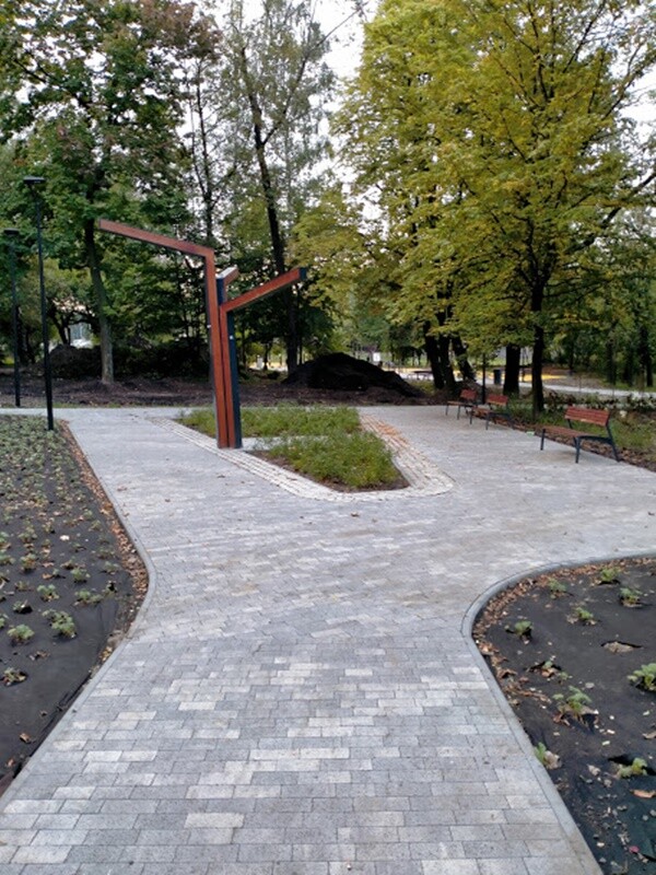 Skwer przy ul. Tuwima w Wirku pięknieje! Na finiszu jest już montaż siłowni zewnętrznej oraz tyrolki. Postęp robót przy tej inwestycji jest widoczny gołym okiem. Zadania te realizowane są w ramach II etapu budowy Traktu Rudzkiego.