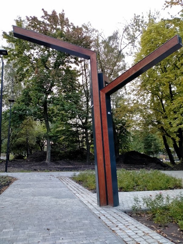 Skwer przy ul. Tuwima w Wirku pięknieje! Na finiszu jest już montaż siłowni zewnętrznej oraz tyrolki. Postęp robót przy tej inwestycji jest widoczny gołym okiem. Zadania te realizowane są w ramach II etapu budowy Traktu Rudzkiego.