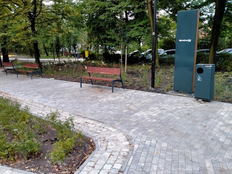 Skwer przy ul. Tuwima w Wirku pięknieje! Na finiszu jest już montaż siłowni zewnętrznej oraz tyrolki. Postęp robót przy tej inwestycji jest widoczny gołym okiem. Zadania te realizowane są w ramach II etapu budowy Traktu Rudzkiego.