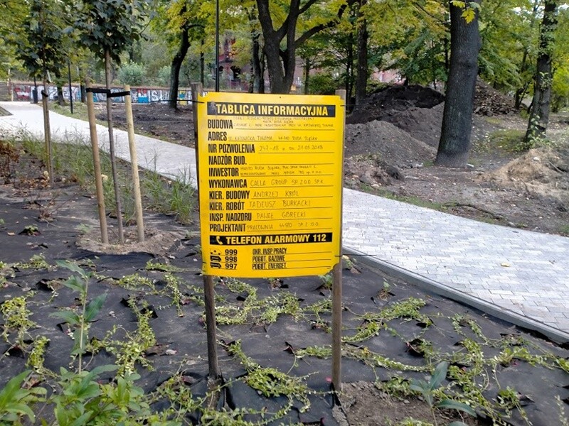 Skwer przy ul. Tuwima w Wirku pięknieje! Na finiszu jest już montaż siłowni zewnętrznej oraz tyrolki. Postęp robót przy tej inwestycji jest widoczny gołym okiem. Zadania te realizowane są w ramach II etapu budowy Traktu Rudzkiego.