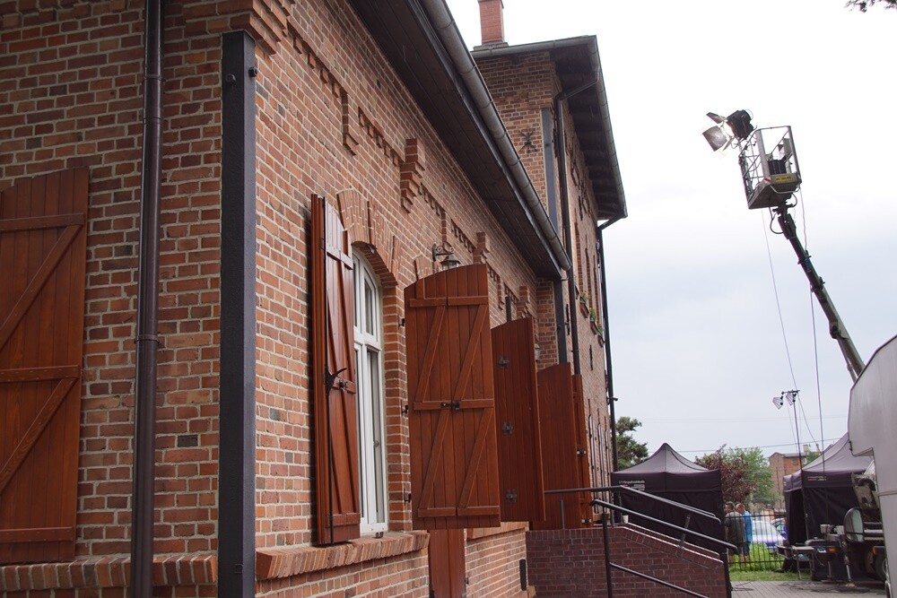 Rudzka Kuźnica zamieniła się w plan filmowy!Dzisiaj i jutro przy ul. Jana III Sobieskiego kręcone są sceny do filmu "Skarbek" w reżyserii Tomasza Jurkiewicza.