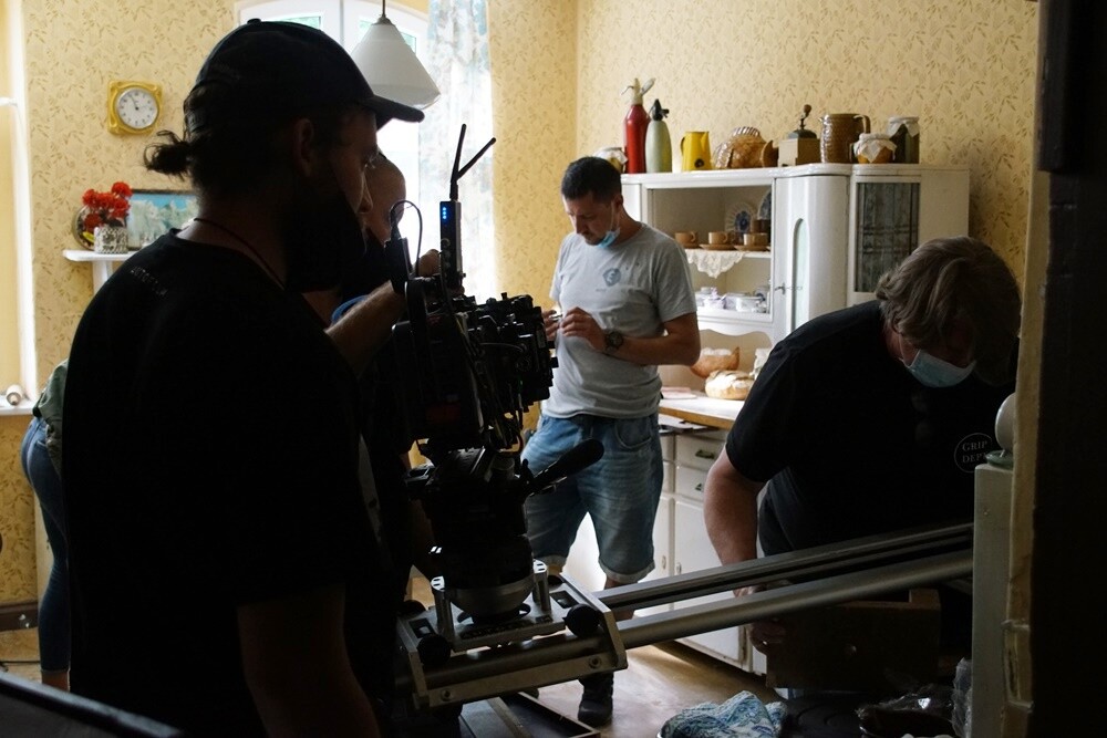 Rudzka Kuźnica zamieniła się w plan filmowy!Dzisiaj i jutro przy ul. Jana III Sobieskiego kręcone są sceny do filmu "Skarbek" w reżyserii Tomasza Jurkiewicza.