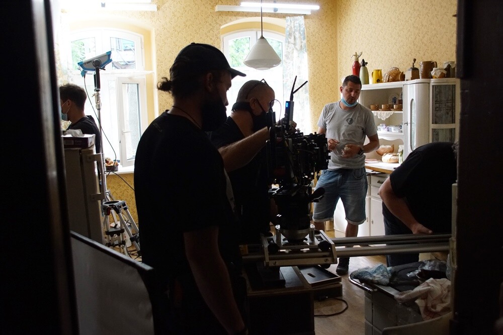 Rudzka Kuźnica zamieniła się w plan filmowy!Dzisiaj i jutro przy ul. Jana III Sobieskiego kręcone są sceny do filmu "Skarbek" w reżyserii Tomasza Jurkiewicza.