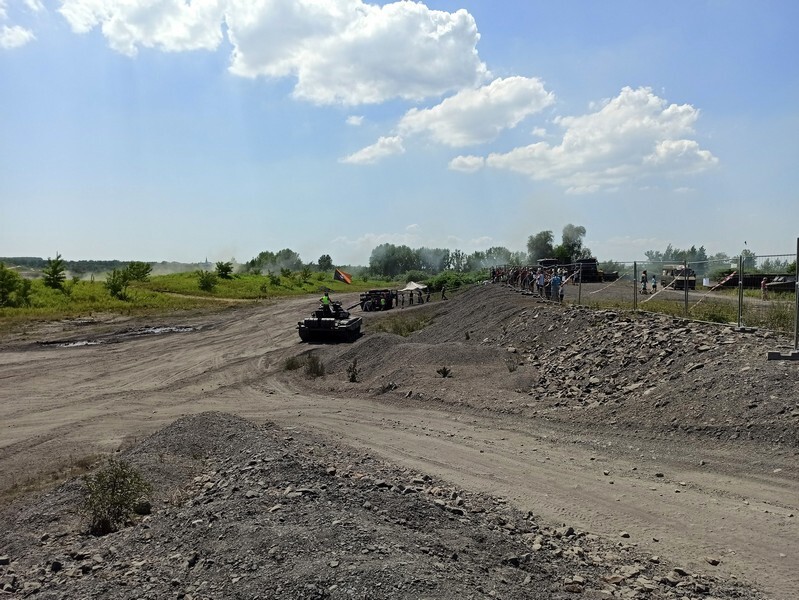 Śląskie Manewry 2021 trwają! Po raz kolejny w dzielnicy Szombierki w Bytomiu odbywa się zlot pojazdów militarnych i fanów militariów. Śląskie Manewry 2021, bo o nich mowa, przyciągają miłośników historii z całego województwa. W tym roku impreza odbywa się już po raz szesnasty! Uczestniczą w nich także mieszkańcy Rudy Śląskiej. Co w programi