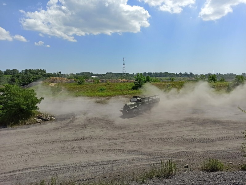 Śląskie Manewry 2021 trwają! Po raz kolejny w dzielnicy Szombierki w Bytomiu odbywa się zlot pojazdów militarnych i fanów militariów. Śląskie Manewry 2021, bo o nich mowa, przyciągają miłośników historii z całego województwa. W tym roku impreza odbywa się już po raz szesnasty! Uczestniczą w nich także mieszkańcy Rudy Śląskiej. Co w programi