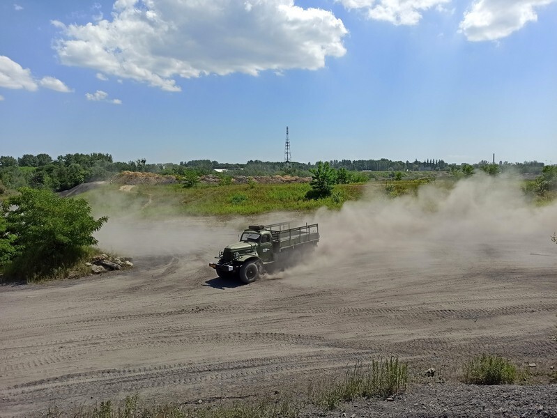 Śląskie Manewry 2021 trwają! Po raz kolejny w dzielnicy Szombierki w Bytomiu odbywa się zlot pojazdów militarnych i fanów militariów. Śląskie Manewry 2021, bo o nich mowa, przyciągają miłośników historii z całego województwa. W tym roku impreza odbywa się już po raz szesnasty! Uczestniczą w nich także mieszkańcy Rudy Śląskiej. Co w programi
