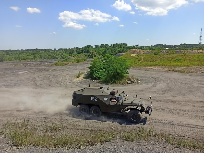 Śląskie Manewry 2021 trwają! Po raz kolejny w dzielnicy Szombierki w Bytomiu odbywa się zlot pojazdów militarnych i fanów militariów. Śląskie Manewry 2021, bo o nich mowa, przyciągają miłośników historii z całego województwa. W tym roku impreza odbywa się już po raz szesnasty! Uczestniczą w nich także mieszkańcy Rudy Śląskiej. Co w programi