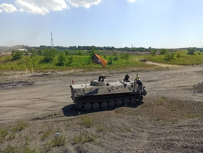 Śląskie Manewry 2021 trwają! Po raz kolejny w dzielnicy Szombierki w Bytomiu odbywa się zlot pojazdów militarnych i fanów militariów. Śląskie Manewry 2021, bo o nich mowa, przyciągają miłośników historii z całego województwa. W tym roku impreza odbywa się już po raz szesnasty! Uczestniczą w nich także mieszkańcy Rudy Śląskiej. Co w programi