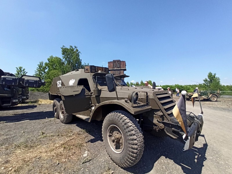 Po raz kolejny w dzielnicy Szombierki w Bytomiu odbywa się zlot pojazdów militarnych i fanów militariów. Śląskie Manewry 2021, bo o nich mowa, przyciągają miłośników historii z całego województwa. W tym roku impreza odbywa się już po raz szesnasty!