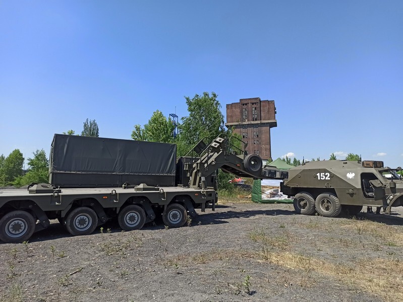 Po raz kolejny w dzielnicy Szombierki w Bytomiu odbywa się zlot pojazdów militarnych i fanów militariów. Śląskie Manewry 2021, bo o nich mowa, przyciągają miłośników historii z całego województwa. W tym roku impreza odbywa się już po raz szesnasty!