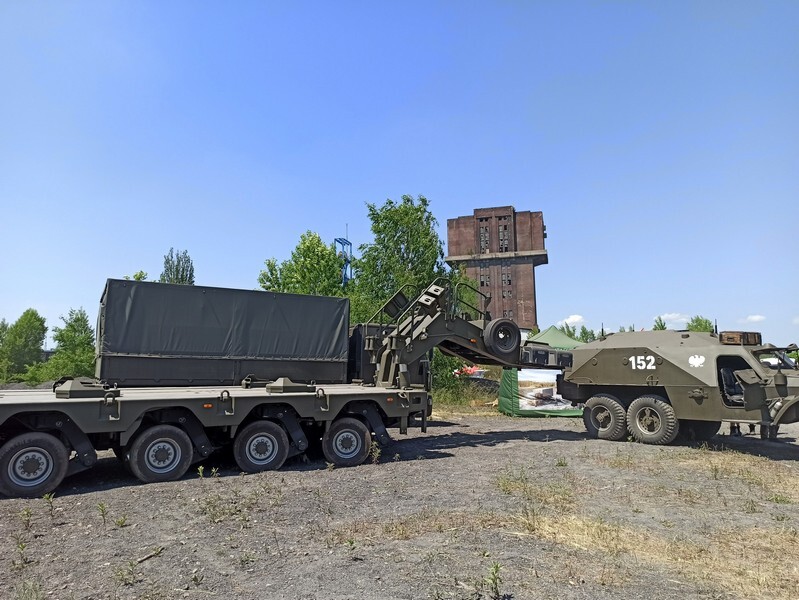 Po raz kolejny w dzielnicy Szombierki w Bytomiu odbywa się zlot pojazdów militarnych i fanów militariów. Śląskie Manewry 2021, bo o nich mowa, przyciągają miłośników historii z całego województwa. W tym roku impreza odbywa się już po raz szesnasty!