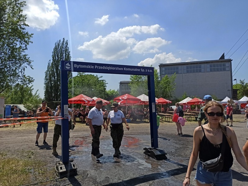 Po raz kolejny w dzielnicy Szombierki w Bytomiu odbywa się zlot pojazdów militarnych i fanów militariów. Śląskie Manewry 2021, bo o nich mowa, przyciągają miłośników historii z całego województwa. W tym roku impreza odbywa się już po raz szesnasty!