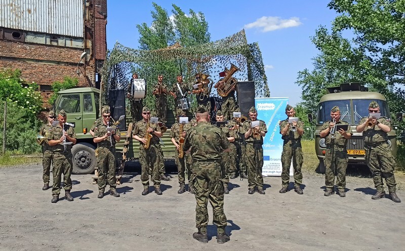 Po raz kolejny w dzielnicy Szombierki w Bytomiu odbywa się zlot pojazdów militarnych i fanów militariów. Śląskie Manewry 2021, bo o nich mowa, przyciągają miłośników historii z całego województwa. W tym roku impreza odbywa się już po raz szesnasty!