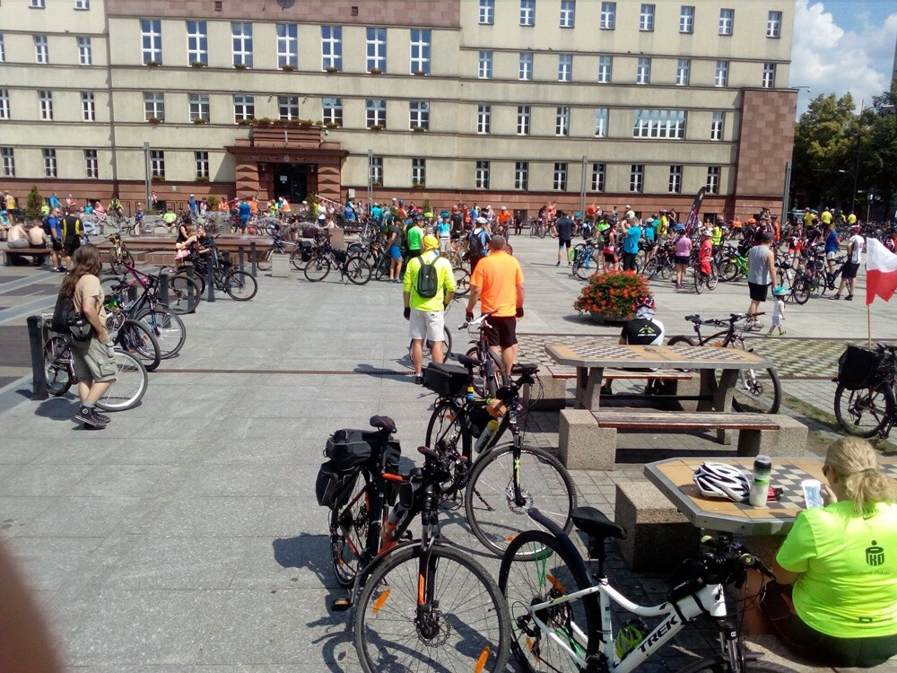 W niedzielę odbyła się pierwsza edycja metropolitalnej imprezy rowerowej pod nazwą Śląskie Święto Rowerzysty. Celem imprezy było promowanie ruchu rowerowego, jako doskonałego środka transportu, a także integracja środowisk miłośników rowerów.