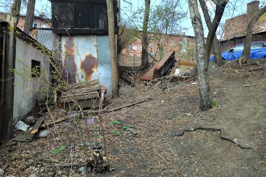 „Slumsy” w Nowym Bytomiu odstraszają i psują estetykę miasta. Pojawił się jednak pomysł na przekształcenie tego terenu w parking oraz w plac, na którym w przyszłości staną garaże.